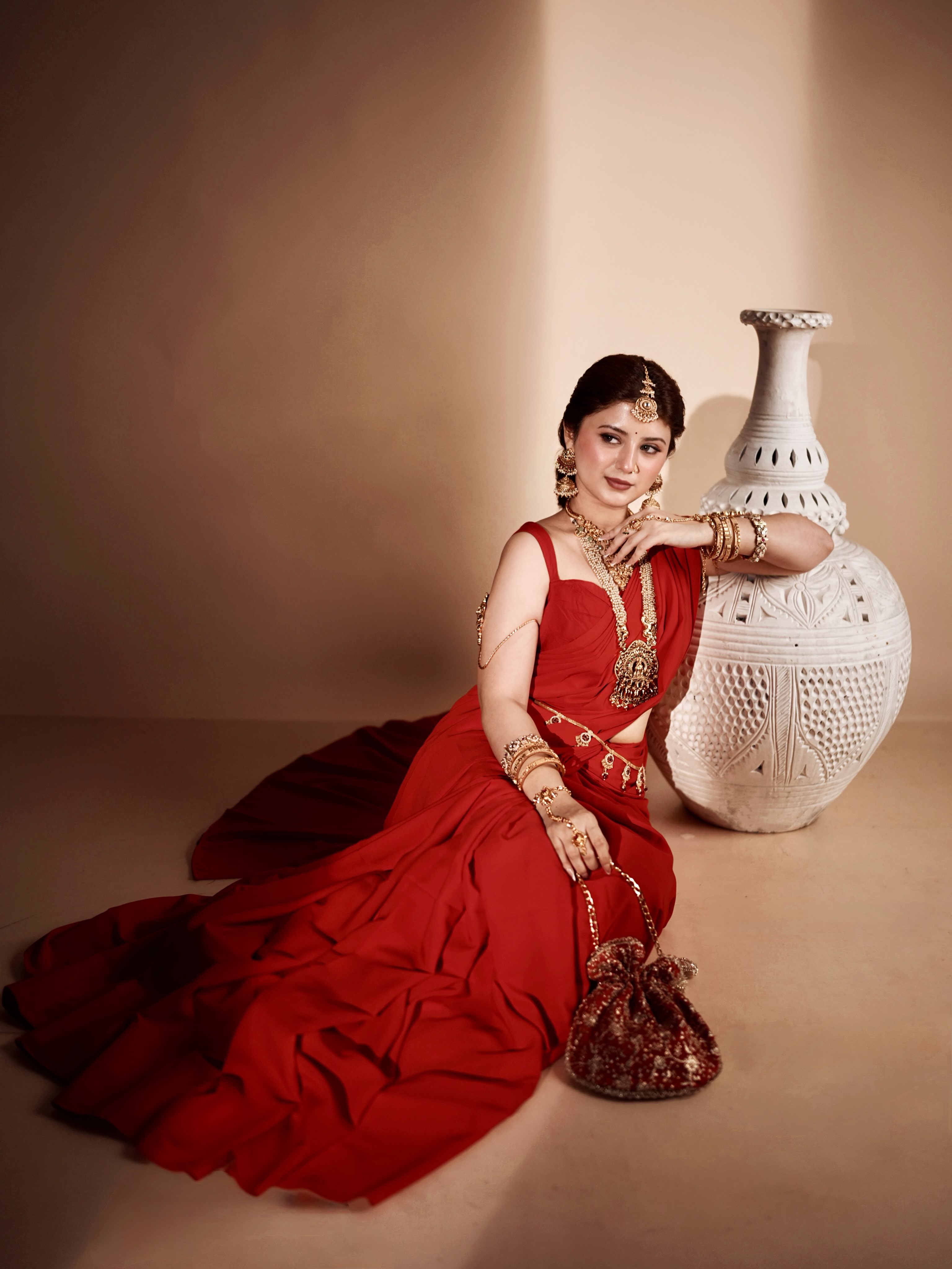 Arishfa Khan — A red sari, gold jewellery and a timeless mood.