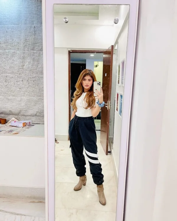 Arishfa Khan — Arishfa Khan — a mirror moment · 1.