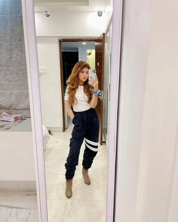 Arishfa Khan — Arishfa Khan — a mirror moment · 2.