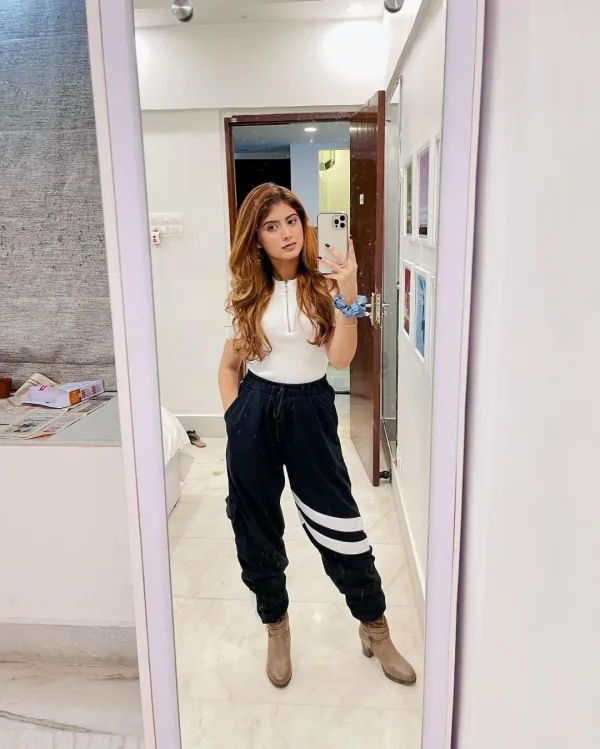 Arishfa Khan — Arishfa Khan — a mirror moment · 4.