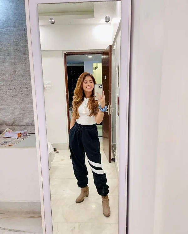 Arishfa Khan — Arishfa Khan — a mirror moment · 5.