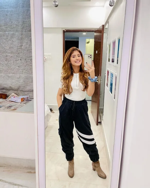 Arishfa Khan — Arishfa Khan — a mirror moment · 6.